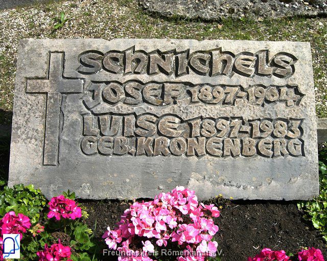 Grabstein aus Kalksinter auf dem Friedhof in Mechernich/Kallmuth
