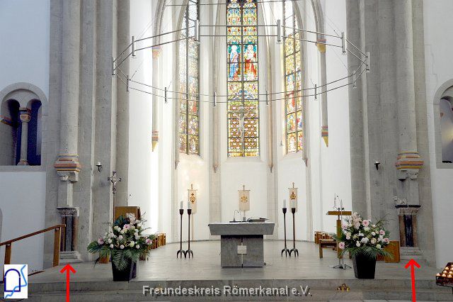 Kloster Knechtstede-Rechts und Links vor dem Altar je zwei Säulen aus Aquäduktmarmor.