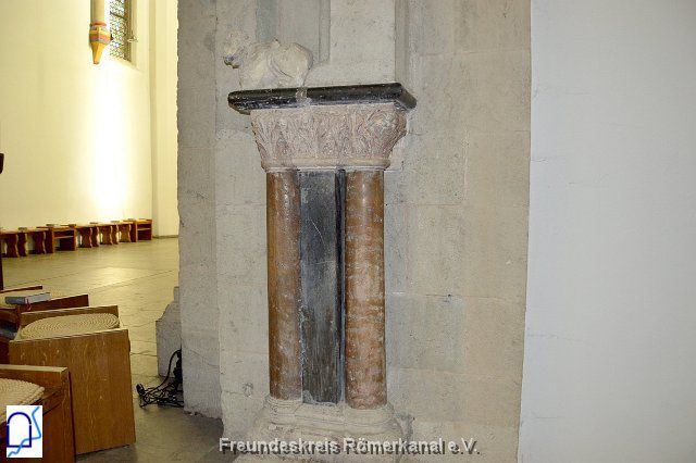 Kloster Knechtstede-Rechts vor dem Altar zwei Säulen aus Aquäduktmarmor.